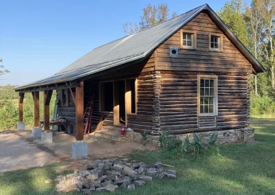 Log cabin showcasing its windows, door cut out, and log cabin roofing